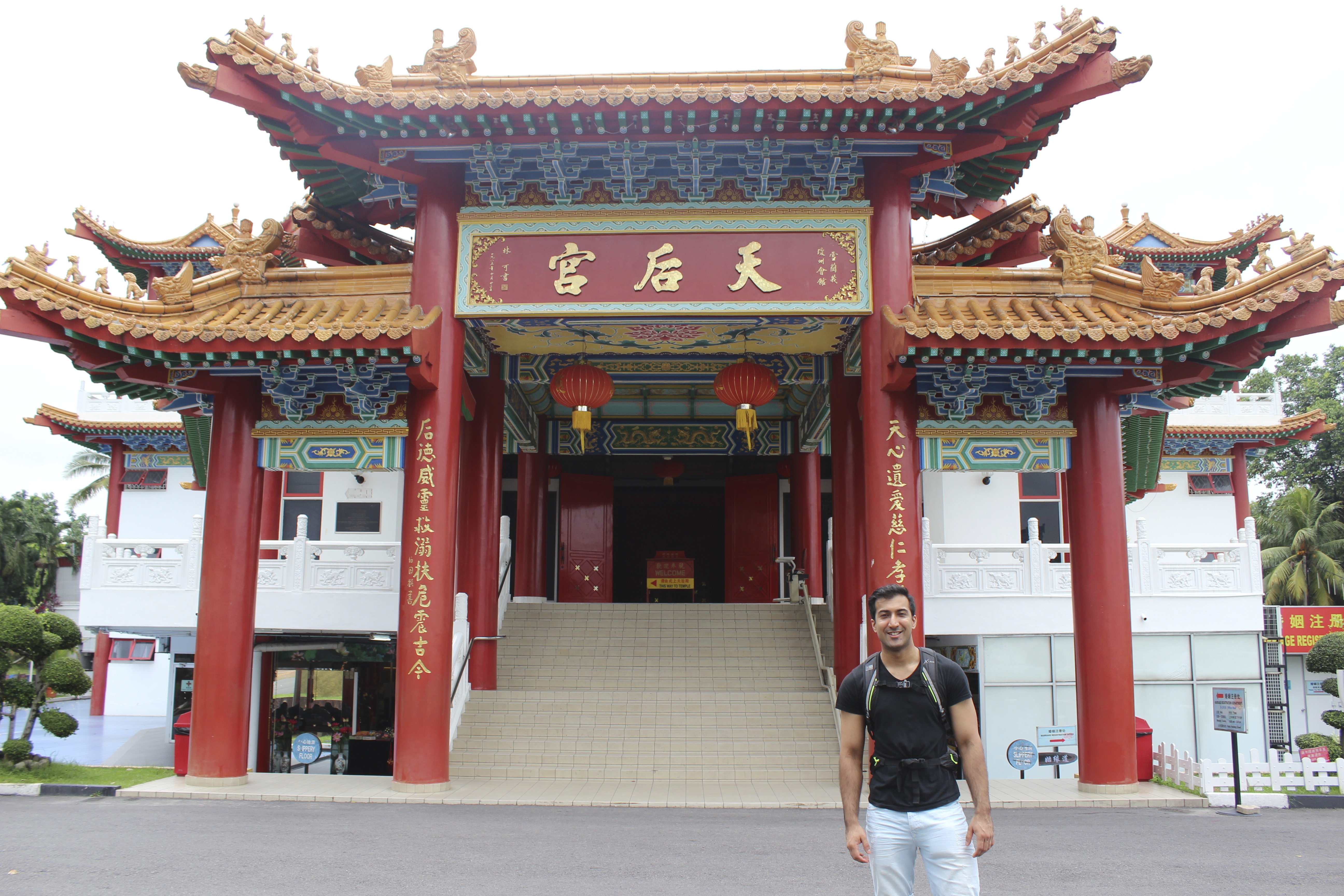 Zach in front of Thean Hou temple entrance